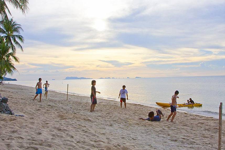 Spend during your family holiday a great day at Koh Samui Bang Por Beach