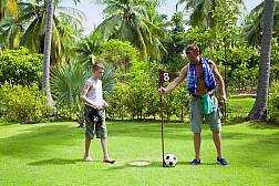 Самуи Футбол-Гольф - особое поле для оригинальной игры, где на поле с 18-ю лунками нужно играть футбольным мячом.