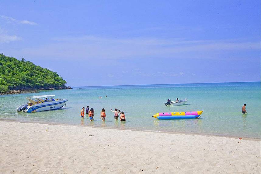 From Sai Kaew Beach near Pattaya you can tour to nearby islands by speedboat 