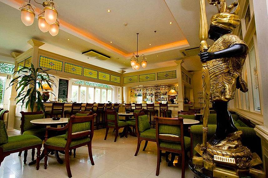 Comfortable seating at Pattaya restaurant Mata Hari