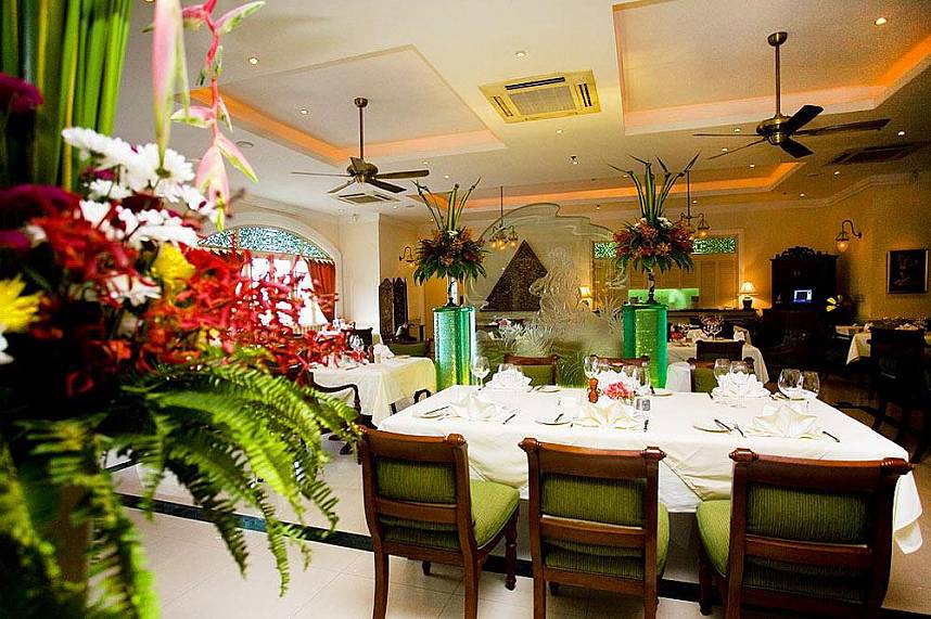 The dining tables at Pattaya Mata Hari restaurant are ready for the guests