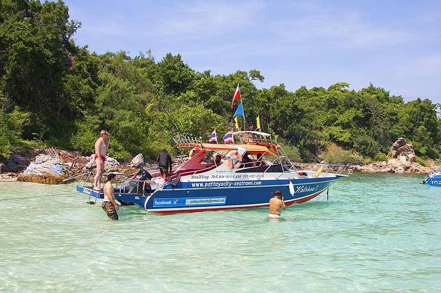 The speedboat anchors at a snorcheling spot during Pattaya 3 island tour