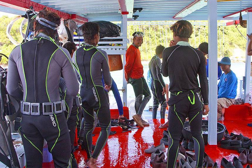 Divers after an exiting dive during a Pattaya 3 island boat trip