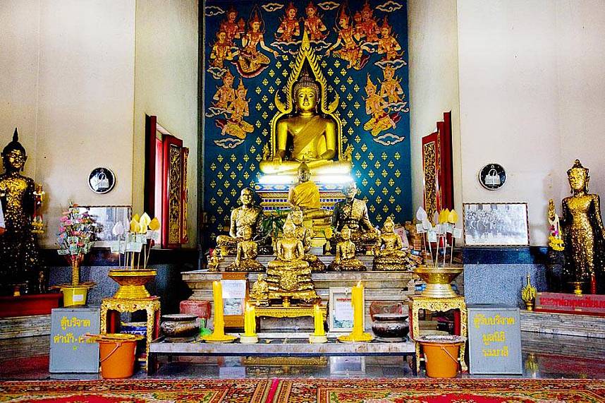 during a visit at Wat Chai Mongkol Pattaya you find beautiful Buddha images 
