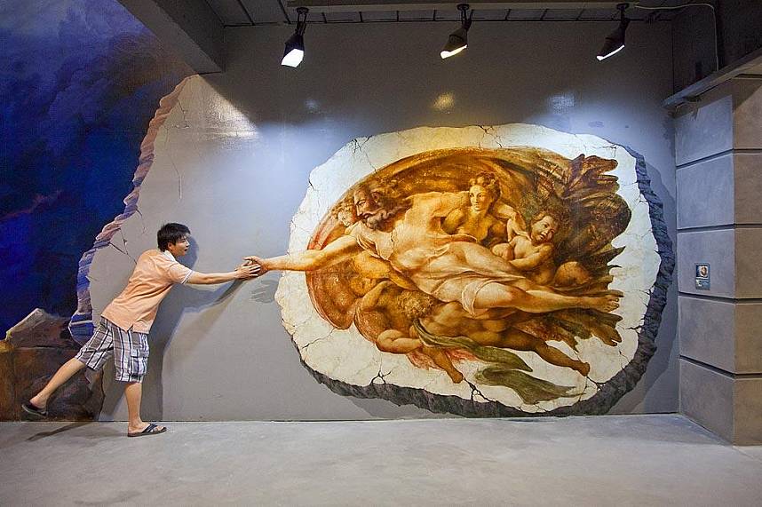 Gallery attraction with a lively painting at Art in Paradise Pattaya Exhibition