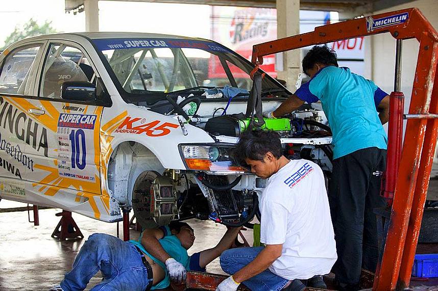 Top mechanics at Bira Circuit Race Track Pattaya