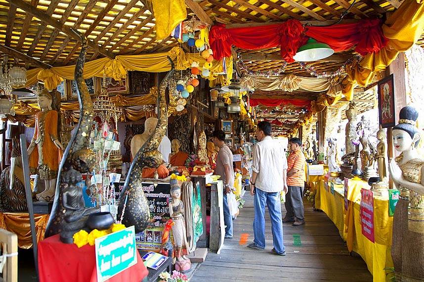 Floating Market Pattaya - a really colorful place for a holiday stroll