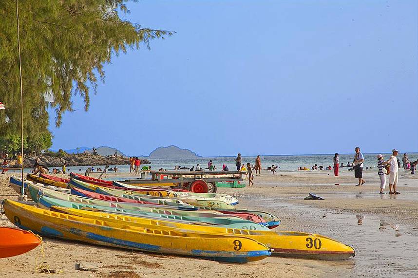 Explore the beautiful shoreline of Nang Rum Beach Sattahip by canoe 