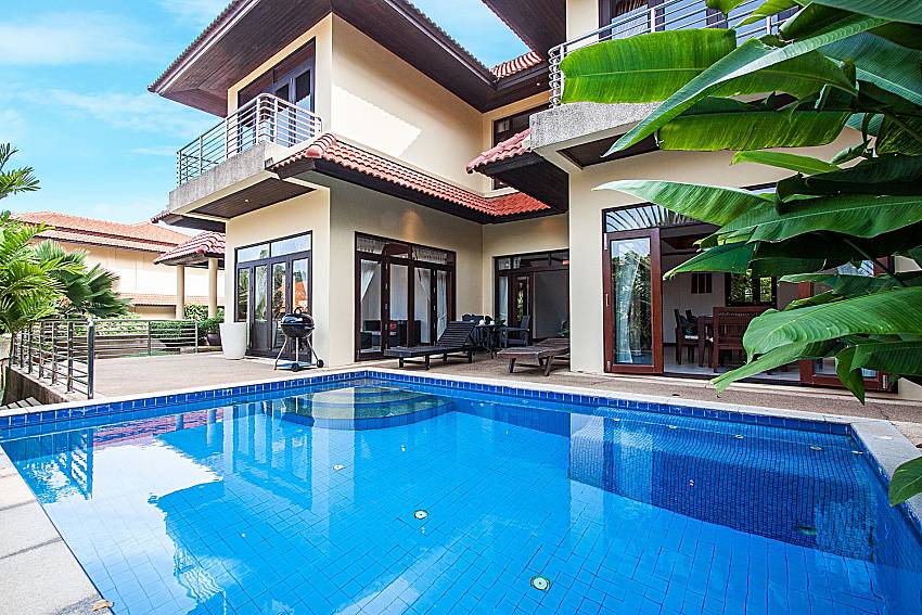 A villa with a swimming pool. of Ban Talay Khaw O9