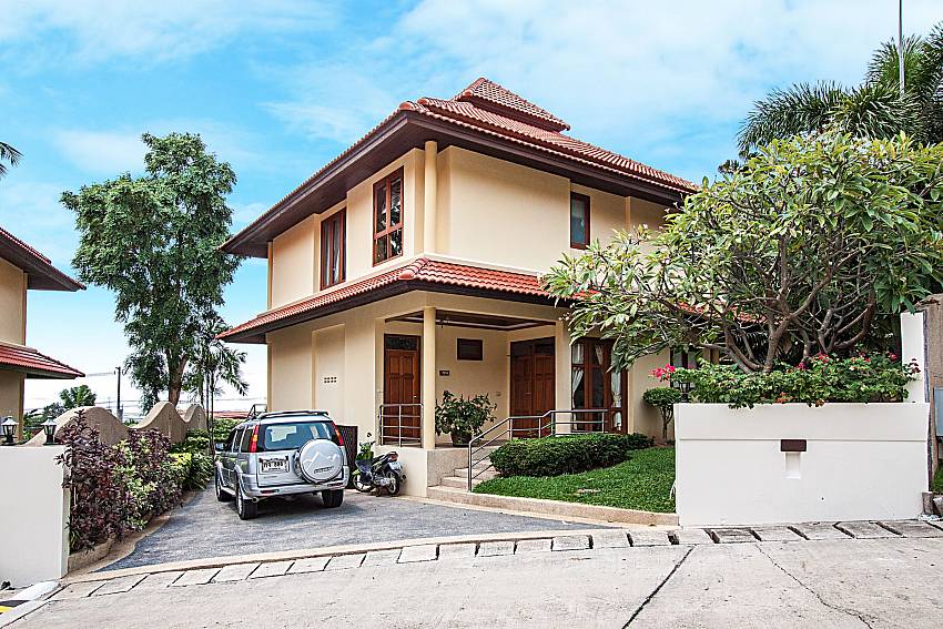 Large house with a parking  of Ban Talay Khaw T14