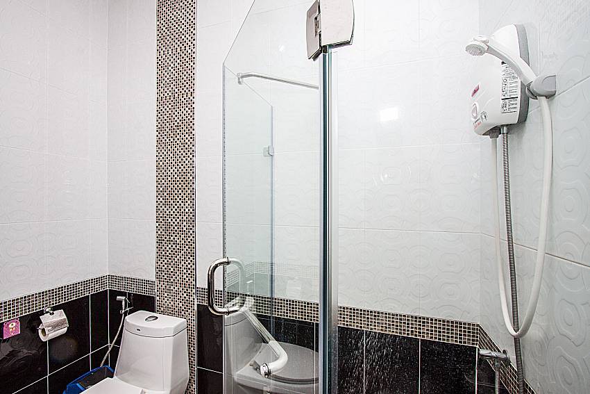 Shower with toilet of Baan Kiet 1