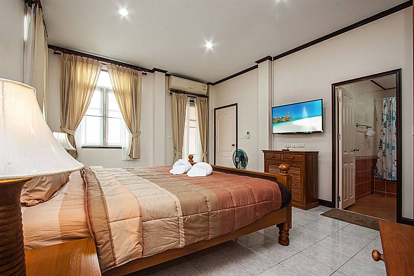Bedroom with en suite bathroom of Jomtien Summertime Villa C (First)