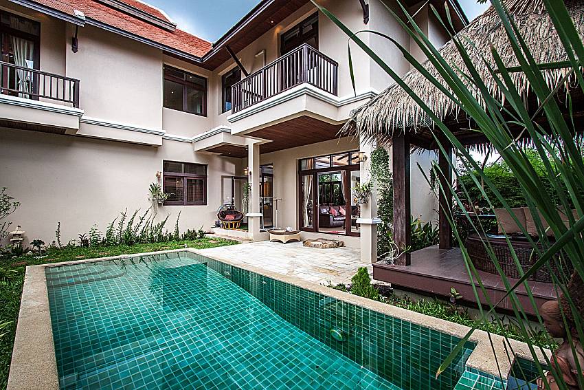 A large swimming pool in font of the house of Chaweng Sunrise Villa 2