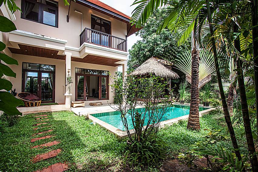 The garden in font of the house of Chaweng Sunrise Villa 2