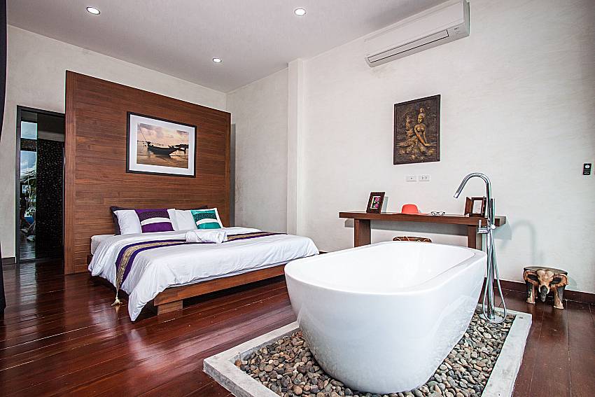 Jacuzzi tub in the bedroom of Paritta Sky Villa A (Third)