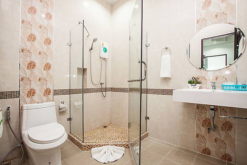 Toilet with bath mirror of Baan kiet 3 