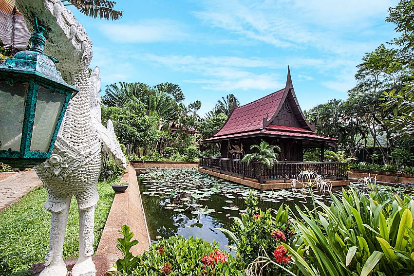 Lotus pond stick Thai pavilion of Ruean Jai B