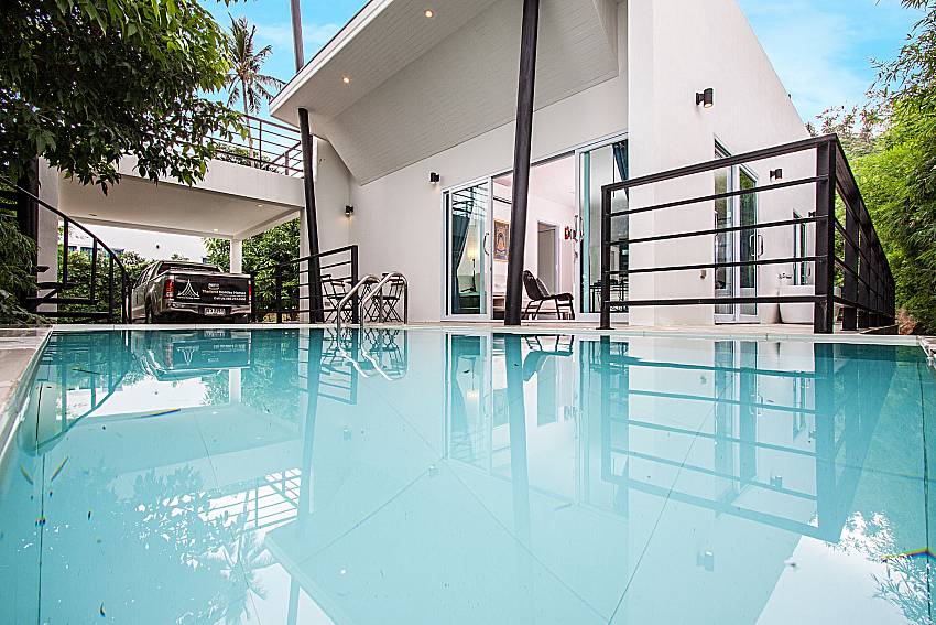 A large swimming pool in font of the house of Chaweng Design villa No.3