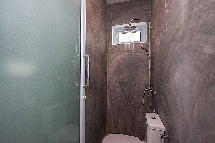 Shower with toilet of Chaweng Design villa No.3