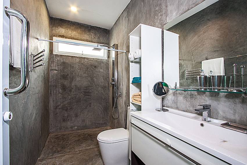 Basin wash with shower of Chaweng Design Villa No.5