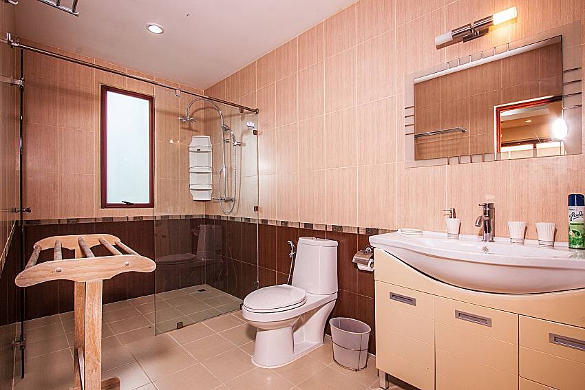 Bathroom with a toilet and basin of Villa SohtMorakat