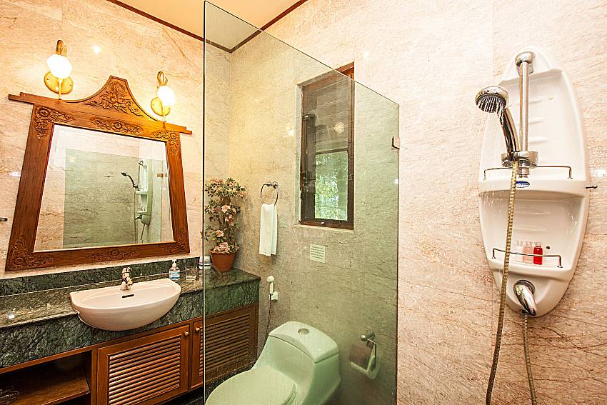 Shower with toilet Of Baan Wat