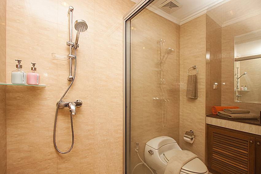 Shower with toilet of Sirinda Residence No.18