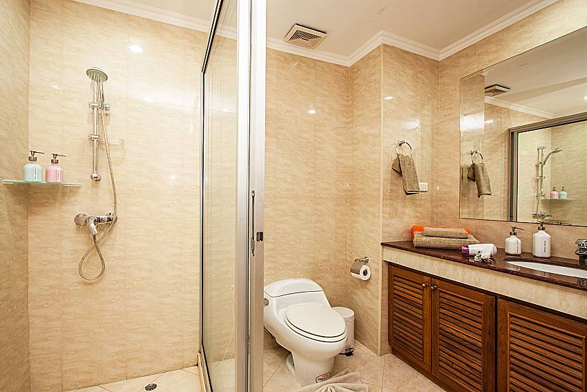 Shower with toilet of Sirinda Residence No.28
