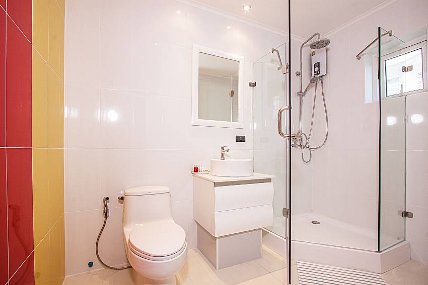 Toilet with bath mirror of Pratumnak Argyle Villa
