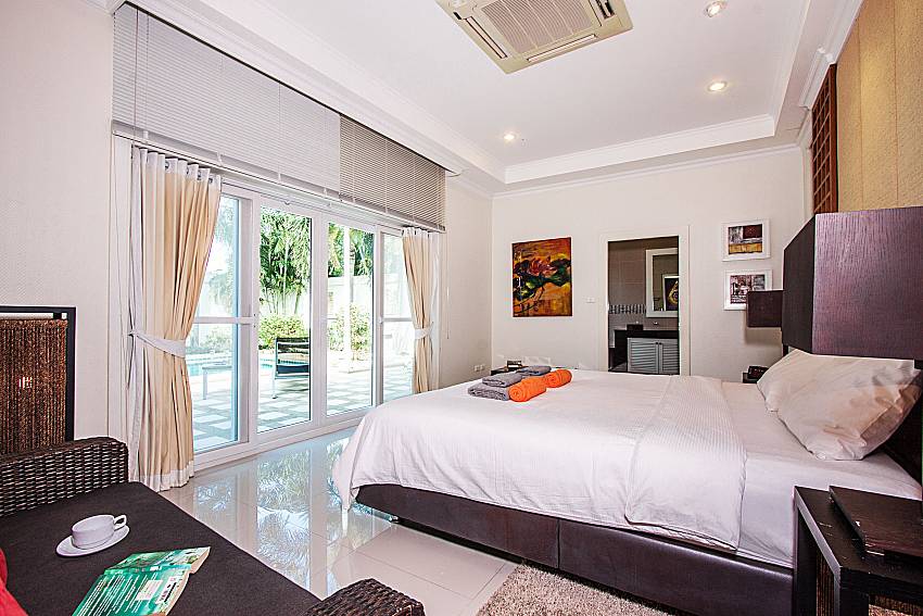 Large master bedroom overlooking the outside of Villa Majestic (Second)