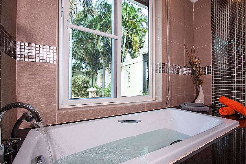 Jacuzzi tub overlooking the atmosphere of Villa Majestic