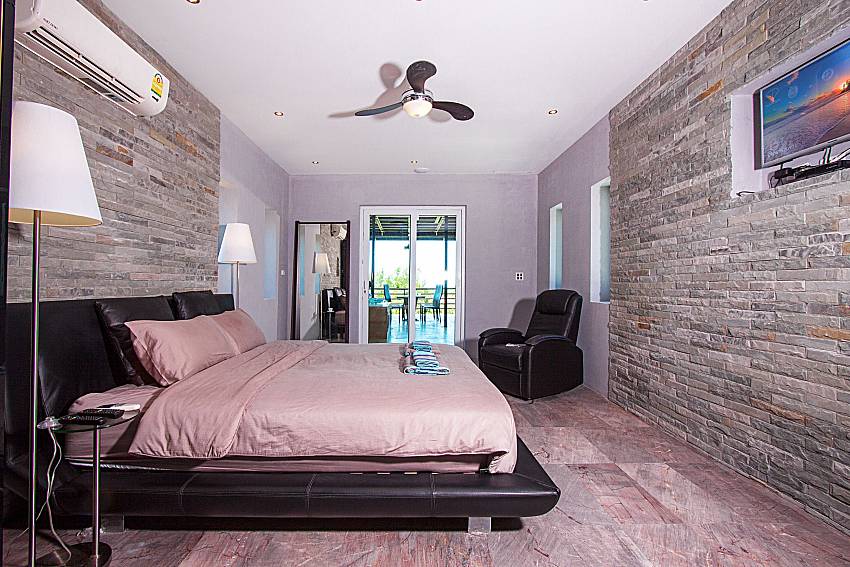 Bedroom with TV Villa Virote in Phuket