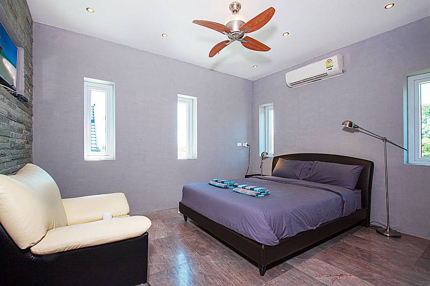Bedroom with TV Villa Virote in Phuket