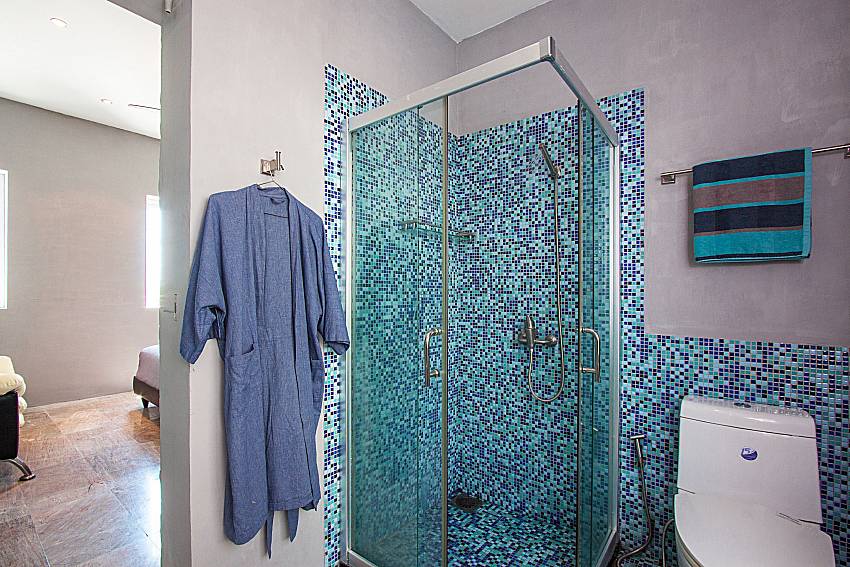 Bathroom with shower Villa Virote in Phuket