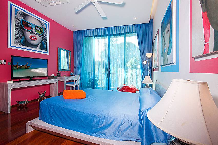 Bedroom with TV Un-Chan Villa in Phuket 