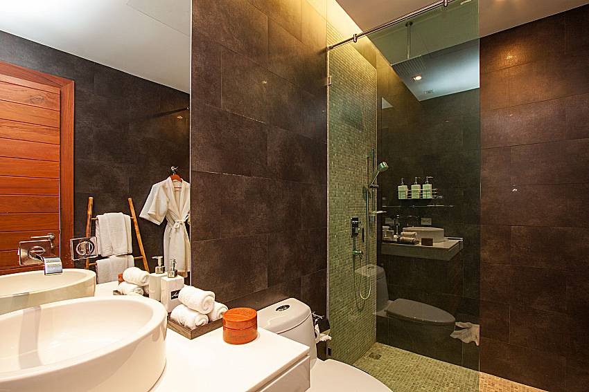 Bathroom with shower Un-Chan Villa in Phuket 