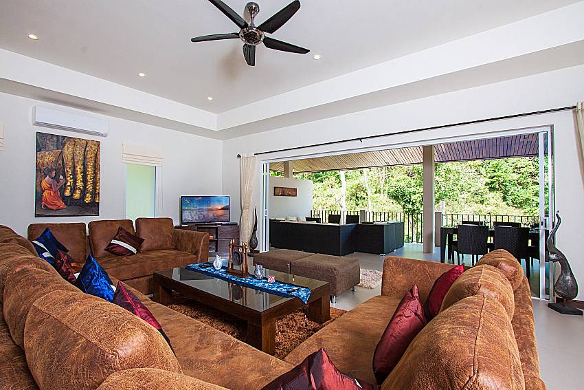 Living room with TV Si Mok Villa in Phuket