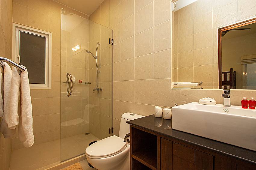 Bathroom with shower Si Mok Villa in Phuket 