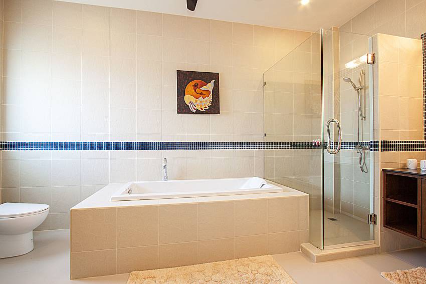 Bathroom with shower Si Fah Villa in Phuket 