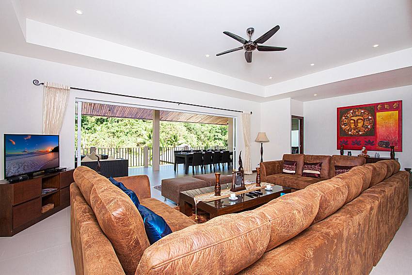 Living room with TV Si Fah Villa in Phuket 