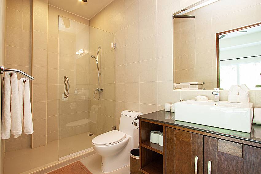 Bathroom with shower Si Fah Villa in Phuket 