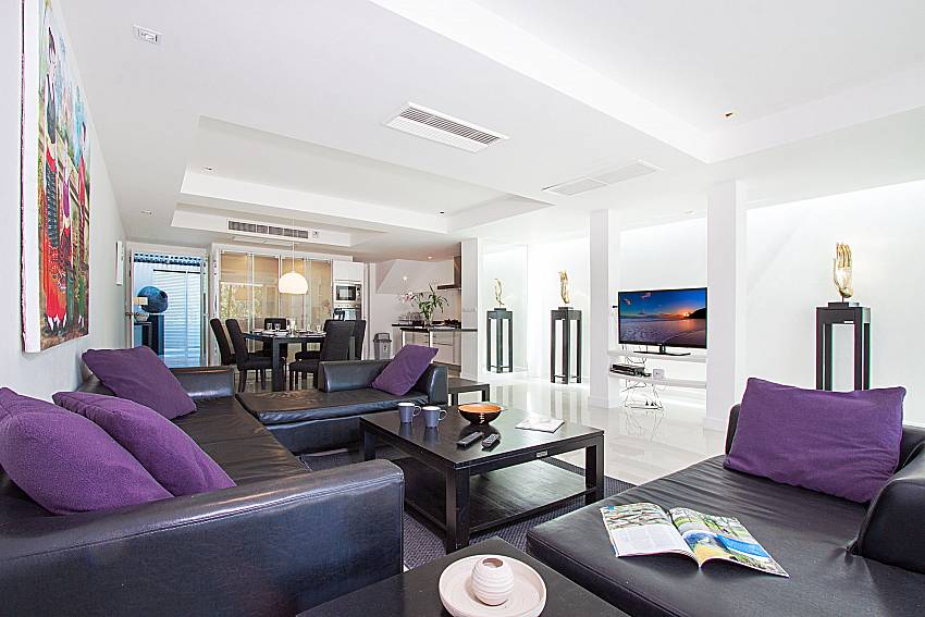 Living room with TV Yu-Pha Villa in Phuket
