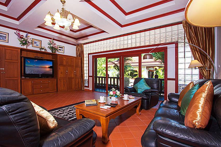 Living room with TV Villa Somchair in Phuket