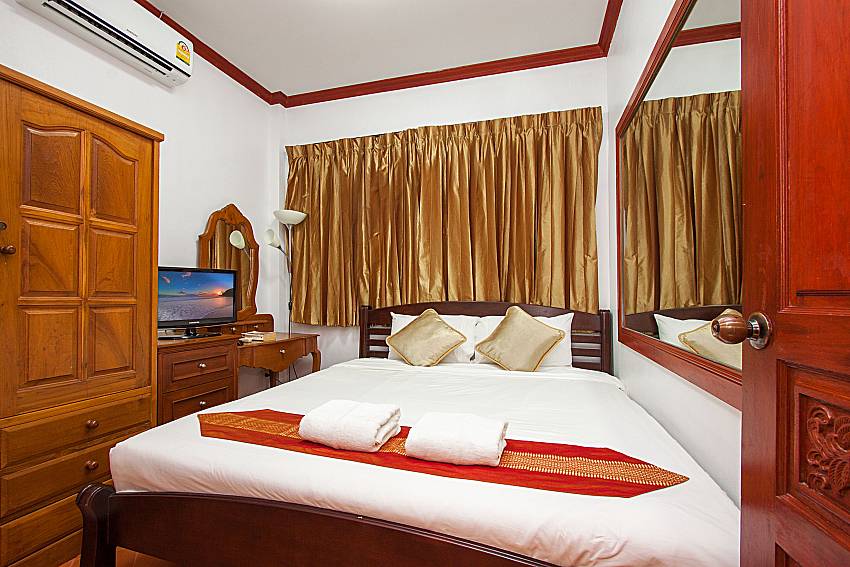 Bedroom with TV Villa Somchair in Phuket