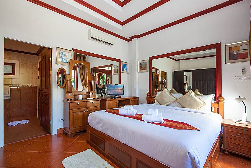 Bedroom with TV Villa Somchair in Phuket