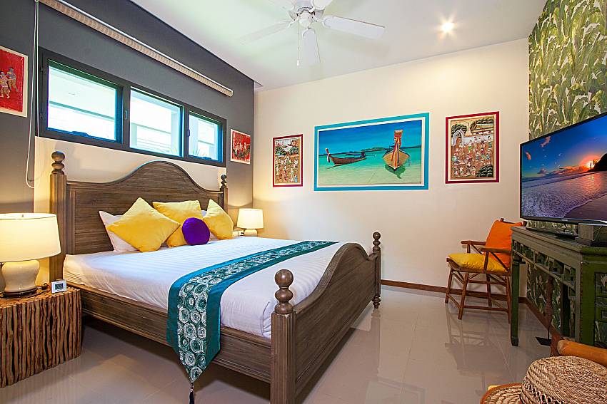 Bedroom with TV Preuk Sah Villa in Phuket