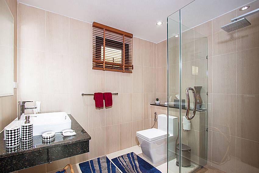 Bathroom with shower Villa Ram Phai in Samui