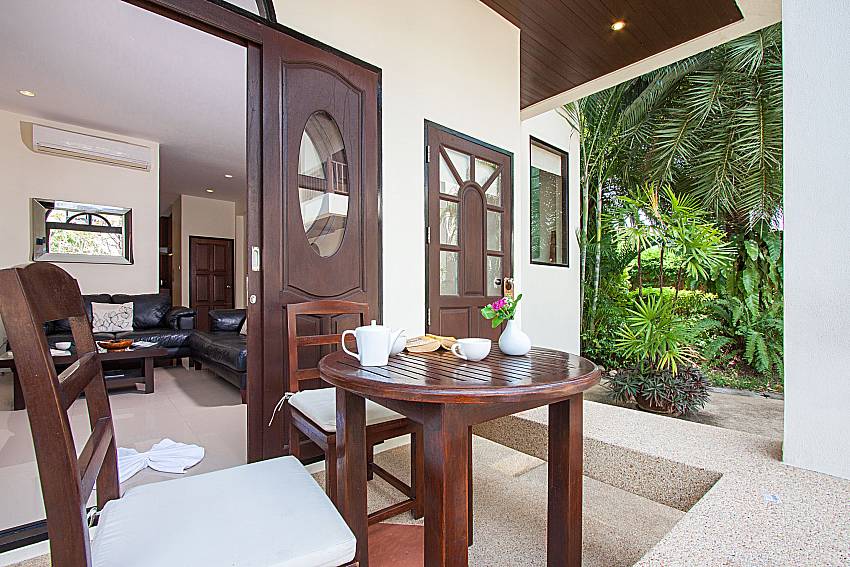 Seat and table Maprow Palm Villa No. 7 in Samui