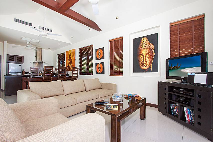 Living room with TV Blossom Dew Villa A in Samui