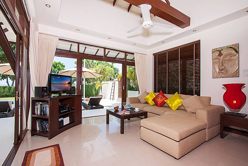 Living room with TV Blossom Dew Villa C in Samui